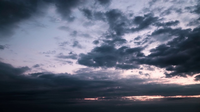 黑暗的暴风雨天空的时间流逝视频素材