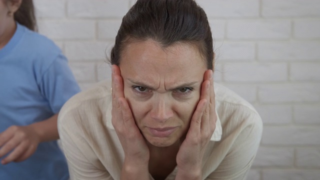 疲惫的女人怀着孩子。视频素材