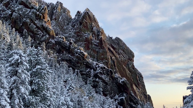 科罗拉多州博尔德市附近新下的雪覆盖了大地视频素材