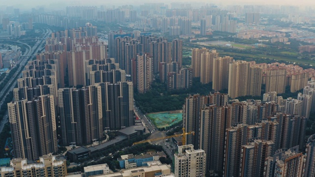 住区及立交桥交通鸟瞰图视频素材