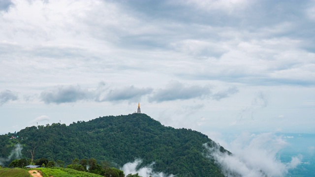 美丽的宝塔在热带山脉和雾流动的早晨视频素材