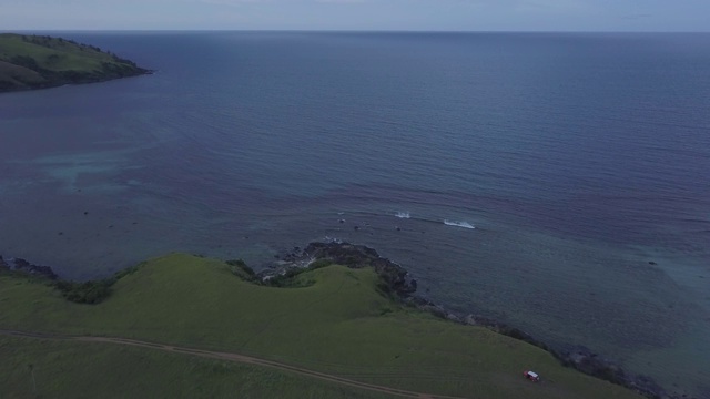 空中飞行视频从公路旅行的朋友到热带海岸。视频下载