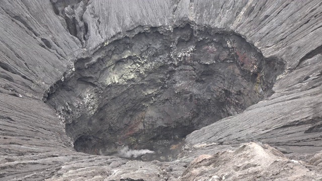 印度尼西亚的布罗莫活火山火山口。视频素材