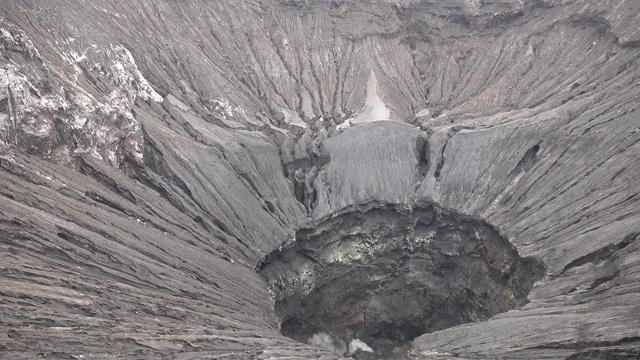 印度尼西亚的布罗莫活火山火山口。视频素材