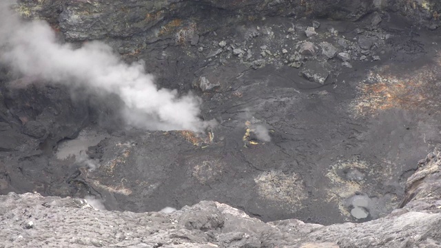 印度尼西亚的布罗莫活火山火山口。视频素材