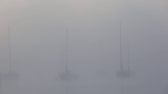 英国湖区温德米尔湖(Lake Windermere)，在薄雾中的日出上的帆船。视频素材