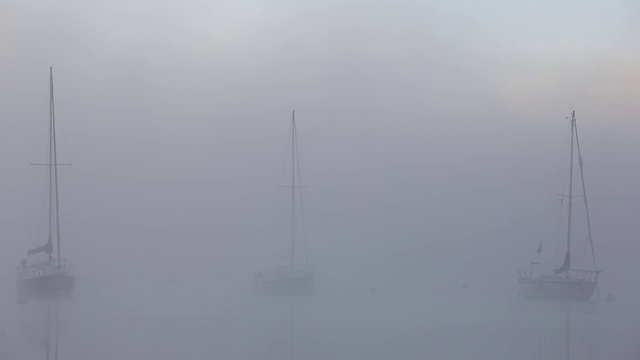 英国湖区温德米尔湖(Lake Windermere)，在薄雾中的日出上的帆船。视频素材