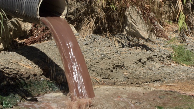 来自污水管道的污水落入河口视频素材