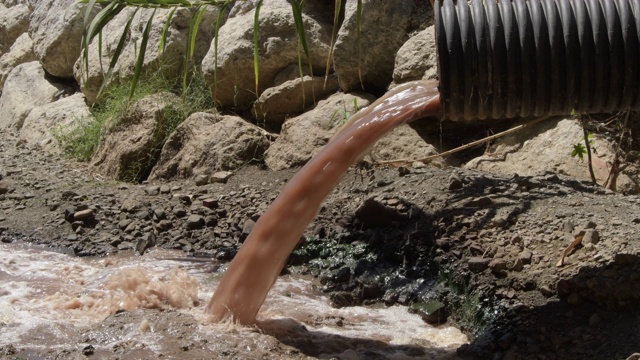 污水从污水管道中流出视频素材