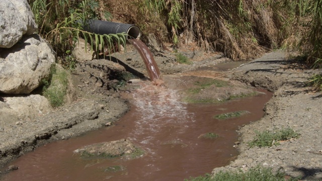 在河口排放污水的污水收集器视频素材