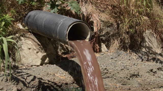 在河口排放污水的污水收集器视频素材