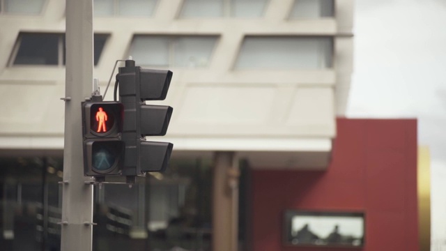 关闭交通灯，过马路交通灯改变，停止和步行过马路视频素材