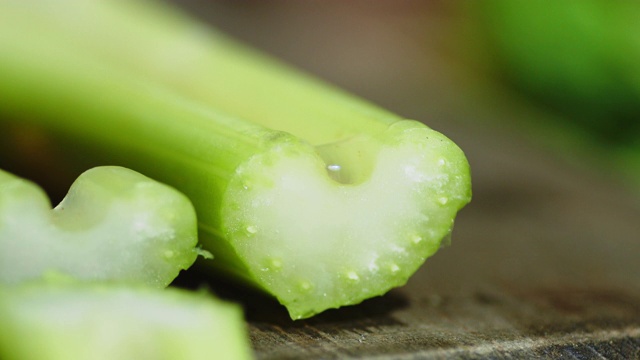 从新鲜芹菜的茎上落下一滴果汁。视频素材