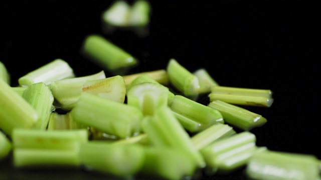 几片芹菜掉进水里。视频素材