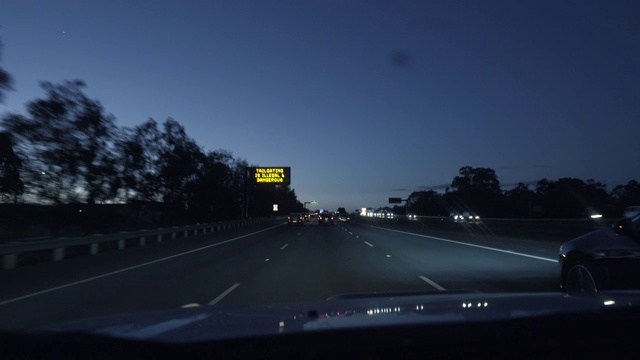 在高速公路上行驶的汽车在夜间，繁忙的街道视频素材