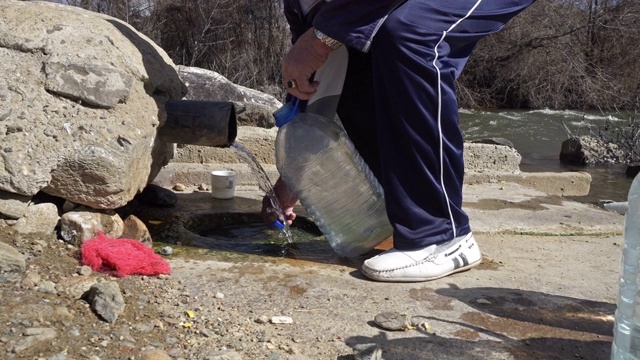 用5升塑料水瓶收集天然泉水视频素材