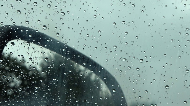 近距离观察，雨滴从车窗流下视频素材