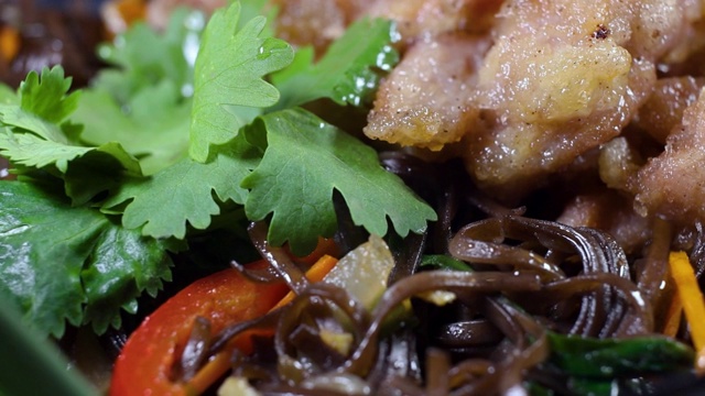 日本料理:黑碗炒荞麦面和蔬菜。美味，营养的亚洲食物视频素材