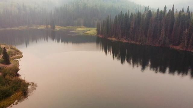 田园诗般的高山科罗拉多州洛基山森林湖附近的碲化物在森林火灾的烟雾环境下视频素材