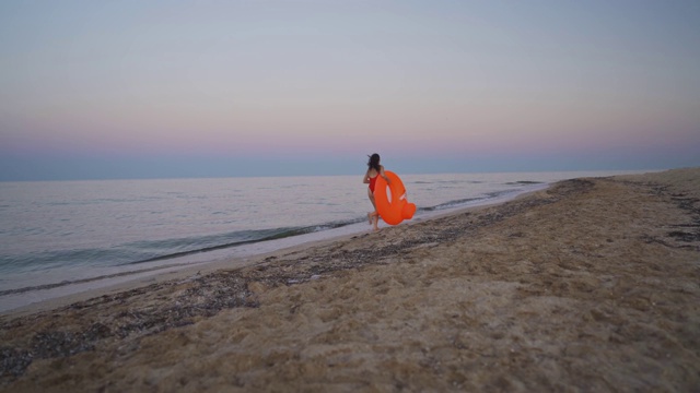 在海滩上散步的女人视频素材