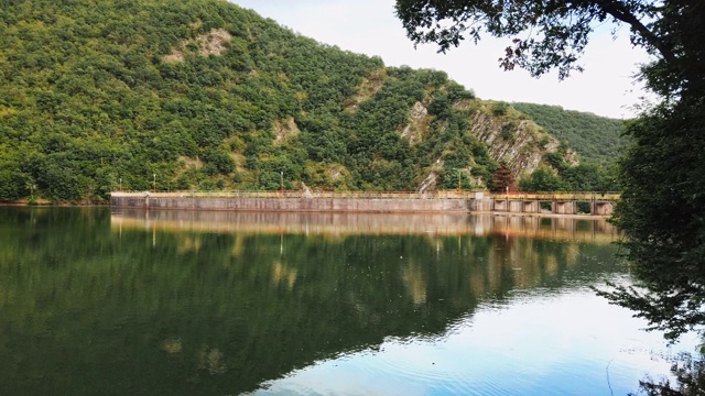 堰塞湖大坝被淹没以发电。在平静的水面上，天空的巨大倒影视频素材