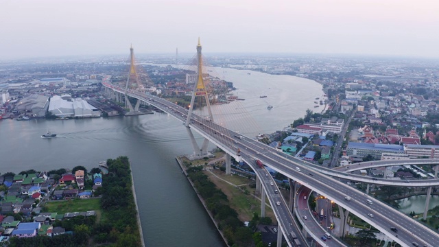 普密蓬悬索桥横跨湄南河鸟瞰图视频素材