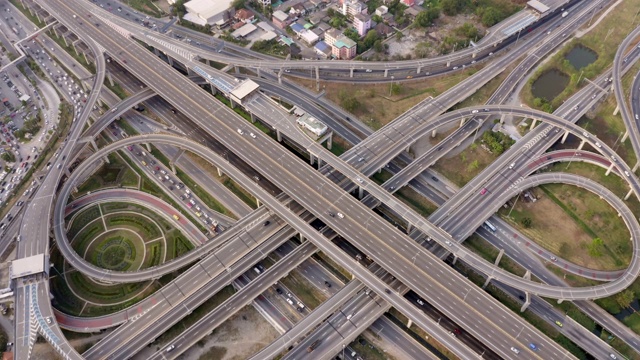 高速公路路口俯视图。交叉高速公路立交桥横跨泰国曼谷的东外环线。视频素材