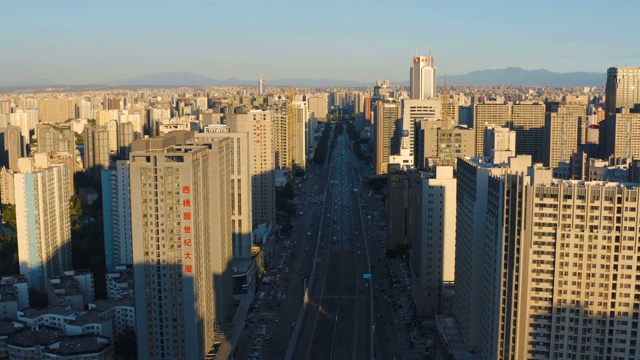 日落时城市交通的鸟瞰图视频素材