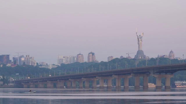 河桥城市景观在日出视频素材