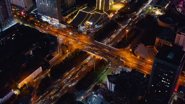 夜间城市交通鸟瞰图视频素材