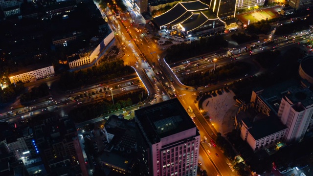 夜间城市交通鸟瞰图视频素材