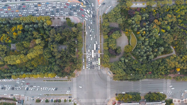 日落时城市交通的鸟瞰图视频素材