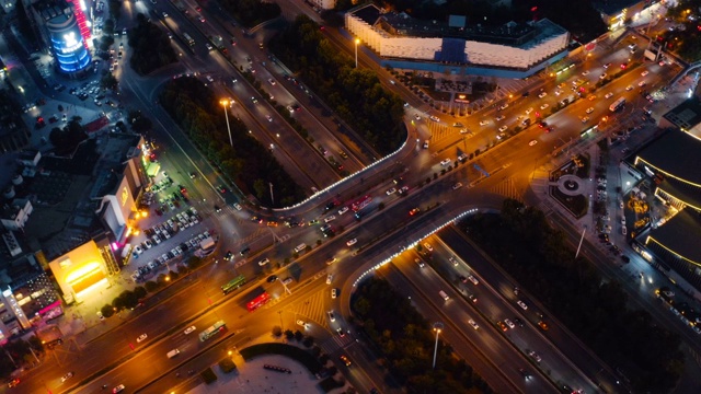 夜间城市交通鸟瞰图视频素材