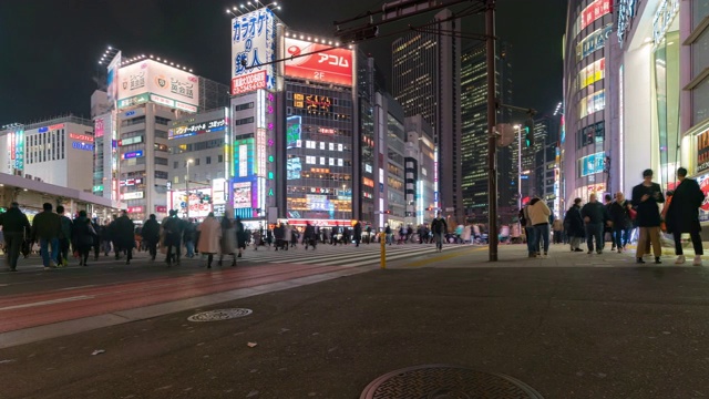 时光流逝:东京新宿歌舞伎町挤满了行人和游客视频素材