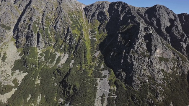 从空中俯瞰通往Sedlo pod Ostrvou山口的小路，靠近Popradske pleso(湖)，在高塔特拉斯山，斯洛伐克视频素材