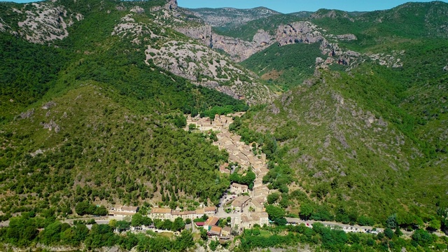 Saint Guilhem Le的鸟瞰图Désert一个美丽的传统村庄在法国山区中部4K无人机视图视频素材