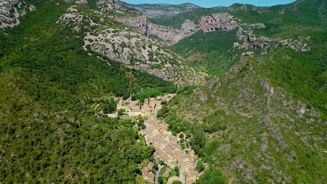 Saint Guilhem Le的鸟瞰图Désert一个美丽的传统村庄在法国山区中部4K无人机视图视频素材