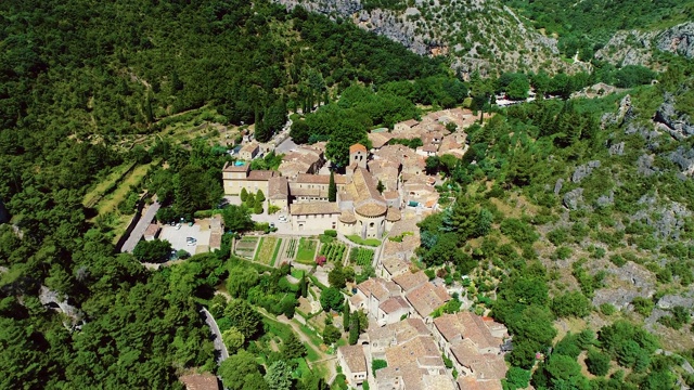 Saint Guilhem Le的鸟瞰图Désert一个美丽的传统村庄在法国山区中部4K无人机视图视频素材