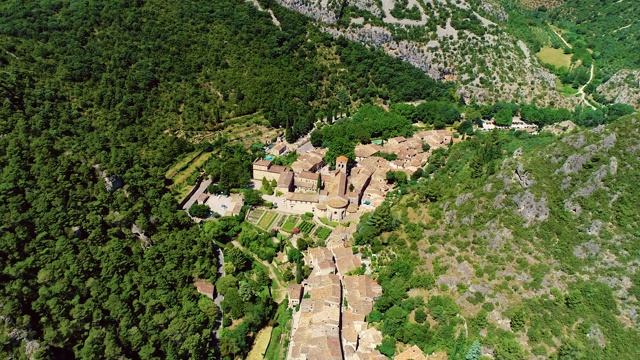 Saint Guilhem Le的鸟瞰图Désert一个美丽的传统村庄在法国山区中部4K无人机视图视频素材