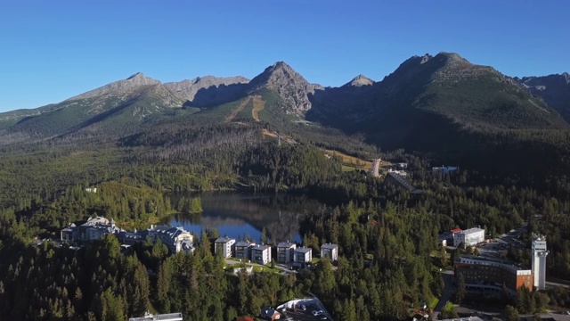 夏天的早晨鸟瞰在高塔特拉斯山，斯洛伐克的Strbske Pleso度假村。视频素材