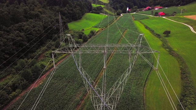 架空电力塔在农村边视频素材