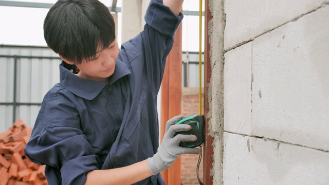 亚洲少女的志愿工作建设一个住房项目一起。青少年活动视频素材