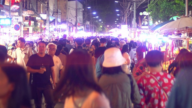 真实的人们挤在夜市步行街上旅行和购物视频素材