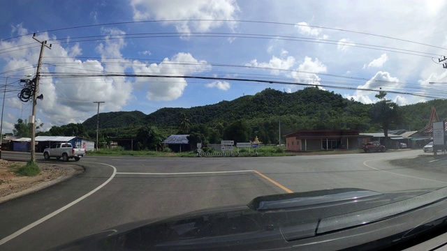 在乡村道路上驾驶视频素材