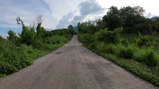 在乡村道路上驾驶视频素材