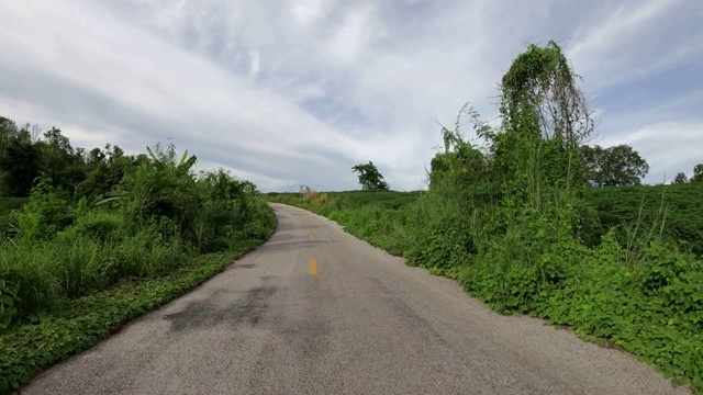 在乡村道路上驾驶视频素材