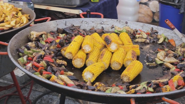 烧烤展览会节日食品香肠土豆肉玉米烹饪马麦酱视频素材