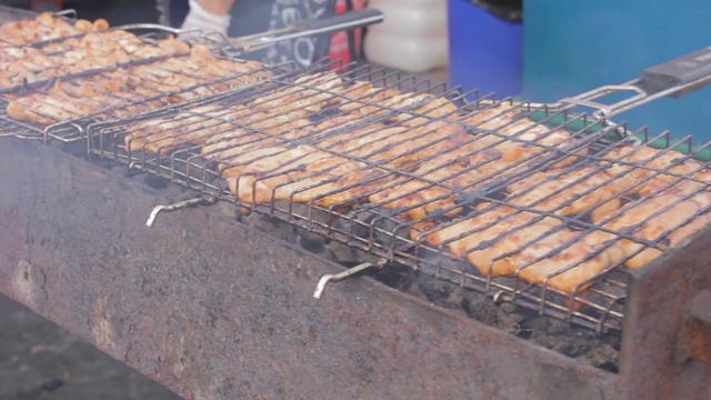 烧烤展览会节日食品香肠土豆肉玉米烹饪马麦酱视频素材