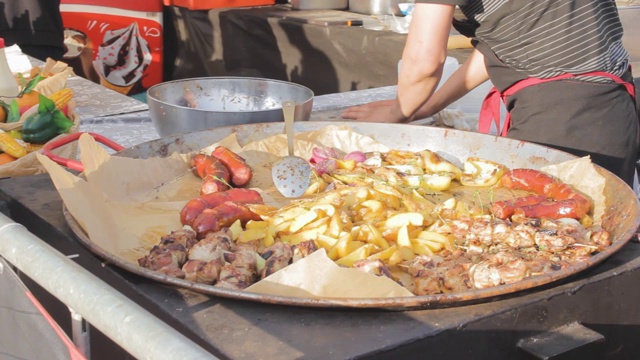 烧烤展览会节日食品香肠土豆肉烹饪马麦户外视频素材