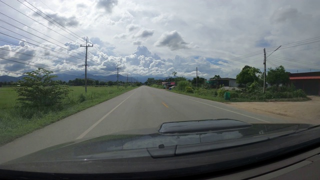 在乡村道路上驾驶视频素材